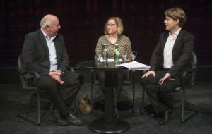 Tatort: Schlachtfeld (Rostock). Eckhardt Rehberg, Tanja Bührer und Jan Ehlert (NDR)