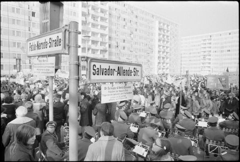 Zu einer Solidaritätskundgebung mit dem chilenischen Volk versammelten sich an einem Samstagvormittag (3.11.1973) Berliner Bürger*innen im Neubaugebiet des Stadtbezirks Köpenick. An diesem Tag wurden zwei Straßen des Arbeiter*innen-Wohngebiets südlich der Müggelspree in Salvador-Allende-Straße und Pablo-Neruda-Straße umbenannt.