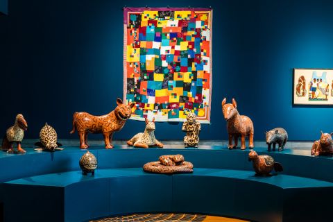 Installationsansicht der Ausstellung O Quilombismo. Celia Vasquez Yui mit Diana Ruiz Vasquez, The Council of the Mother Spirits of the Animals (2020/23), courtesy the artists and Shipibo Conibo Center, NY; Bastin Santan Diggekar, ohne Titel (2023), courtesy the artist. Foto: Laura Fiorio/HKW