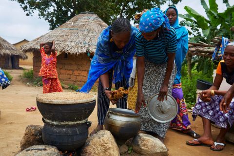 Unser Ziel ist es, abwechslungsreiche Gerichte zu kreieren, die von Fulani-Communitys in West- und Zentralafrika inspiriert sind. Wir besuchen die Küchen der Hüter*innen authentischer Rezepte, um eine neue Geschichte der westafrikanischen Kochkunst und des Fulani-Volkes zu erzählen. Als aktive Protagonist*innen ihrer eigenen Historie können die Fulani mitbestimmen, welchen Stellenwert die Tradition einnimmt und wie sie sich weiterentwickelt. 