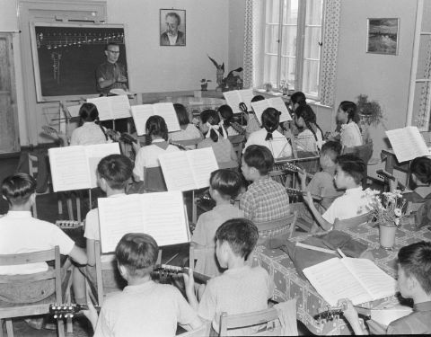 Musikunterricht im Maxim-Gorki-Heim, zwischen September 1956 und Februar 1957. Foto: Erich Höhne / Erich Pohl, Courtesy Deutsche Fotothek / df_hp_0048533_017