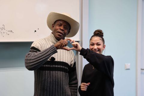 Der Zeitzeuge Ibrahimo Alberto mit Schülerin Sila beim Schulworkshop Zwischen Traum und Wirklichkeit: Kunst im öffentlichen Raum mit Schüler*innen der Sophie-Brahe-Gemeinschaftsschule im Rahmen von Echos der Bruderländer. Foto: Simon Brunel