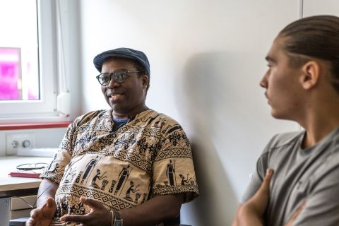 Der Zeitzeuge Paulino Miguel mit einem Schüler der Isaac-Newton-Schule beim Schulworkshop Erinnern, Erfahren, Verbinden: Eine dialogische Spurensuche durch die Zeit im Rahmen von Echos der Bruderländer. Foto: Laura Fiorio