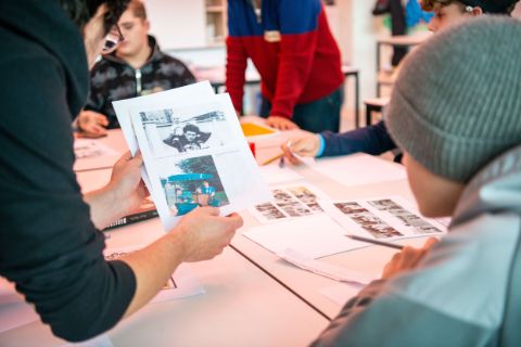 Schulworkshop Eine bessere Gesellschaft – EBG Comic-Geschichten von intergenerationeller Freude und Solidarität mit Schüler*innen der MORUS Oberschule und Santiago Calderón im Rahmen von Echos der Bruderländer. Foto: Nin Solis