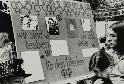 Die Gruppe Lesben in der Kirche bei der Friedenswerkstatt an der Erlöserkirche, Ostberlin, 1985. Foto: Robert-Havemann-Gesellschaft / Bettina Dziggel / RHG_Fo_GZ_1951