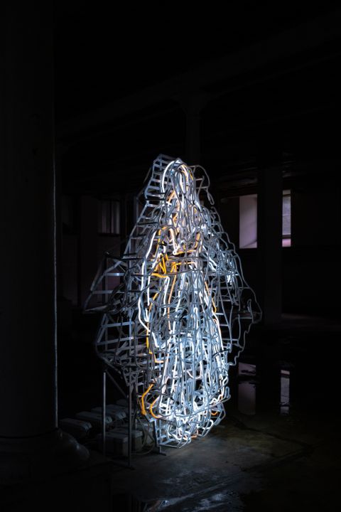 Ausstellungsansicht von Chloé Delarue, In a state of Flow (2024), Klöntal Triennale, Glarus. Foto: Thalles Piaget. Courtesy the artist, Klöntal Triennale und galerie frank elbaz