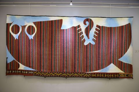 Alibay Bapanov, Разговор с Небом [Gespräch mit dem Himmel] (2020), Ausstellungsansicht Аспан мен Жер [Himmel und Erde], Staatliches Qastejew-Museum der Künste, Almaty, 2021. Courtesy Alibay Bapanov