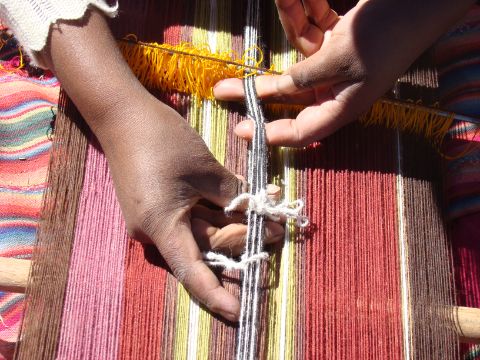 Die Kettfäden werden mithilfe einer Litze angehoben, Isla del Sol, La Paz, Bolivien, 2008. Foto: Elvira Espejo Ayca