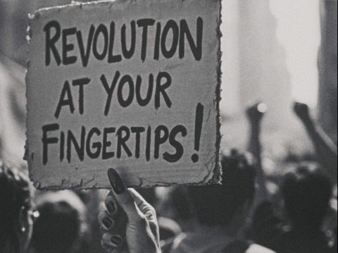 Filmstill aus Love Your Nails! (2026). Courtesy Narges Kalhor