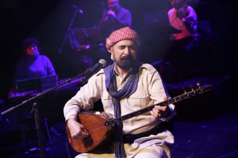 Şivan Perwer auf der Bühne