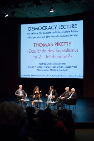 Democracy Lecture: Thomas Piketty. f. l. t. r., Hans-Jürgen Urban, Susan Neiman, Thomas Piketty, Joseph Vogl, Mathias Greffrath
