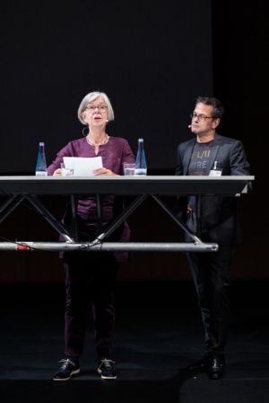 Laudatio auf "Tram 83": Juror*innen Verena Auffermann, Jens Hillje. 9. Internationaler Literaturpreis: Fest der Shortlist & Preisverleihung