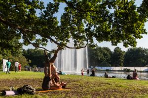 Wassermusik: Mother India 2015. Yoga next to the Mirror Pond