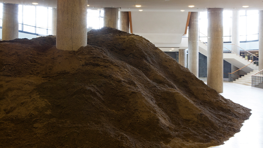 Lara Almarcegui | Berlin Excavation 2015, Installation, 400 m3 Erde (Ausstellungsansicht) | Mit freundlicher Genehmigung der Künstlerin. Foto © Jens Liebchen