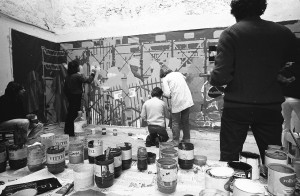 Collectif de peintres antifascistes beim Malen eines Transparents für die Demonstration am 1.5.1976 zur Kritik der Kulturpolitik der Regierung. | Foto: César, Quelle: Claude Lazar