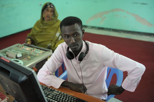 Radio Mogadishus Mitarbeiter*innen digitalisieren ihre analogen Tonarchive | Foto: AMISOM Public Information | Quelle: Flickr