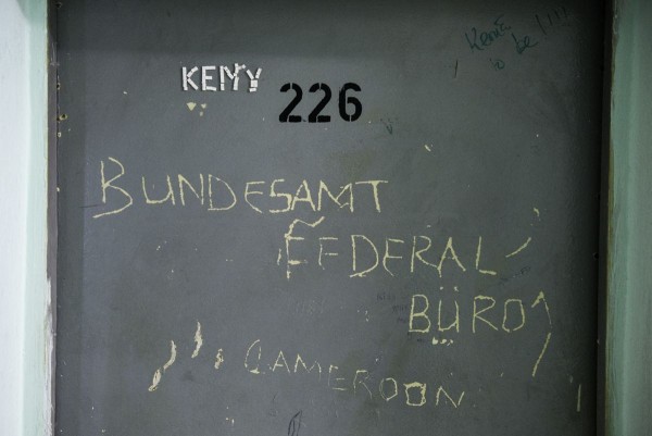 Inschriften auf T&uuml;ren und W&auml;nden im Erstaufnahmelager f&uuml;r Gefl&uuml;chtete in Eisenh&uuml;ttenstadt | Foto: Sebastian Bolesch, 2013
