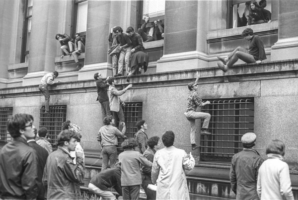 Protesting students climbing into Low Library, Columbia University, April 1968 | &copy; Richard Howard