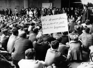 1968 | Demo von Studenten der Ingenieursschulen vor der Kongresshalle, BDI-Vorstandsmitglied Gustav Stein diskutiert | Copyright: Ullstein - AP