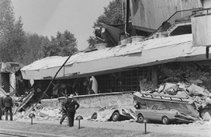 21.05.1980 | Blick auf das v&ouml;llig zerst&ouml;rte Betondach der eingest&uuml;rzten Kongresshalle | Copyright:  ullstein bild - dpa