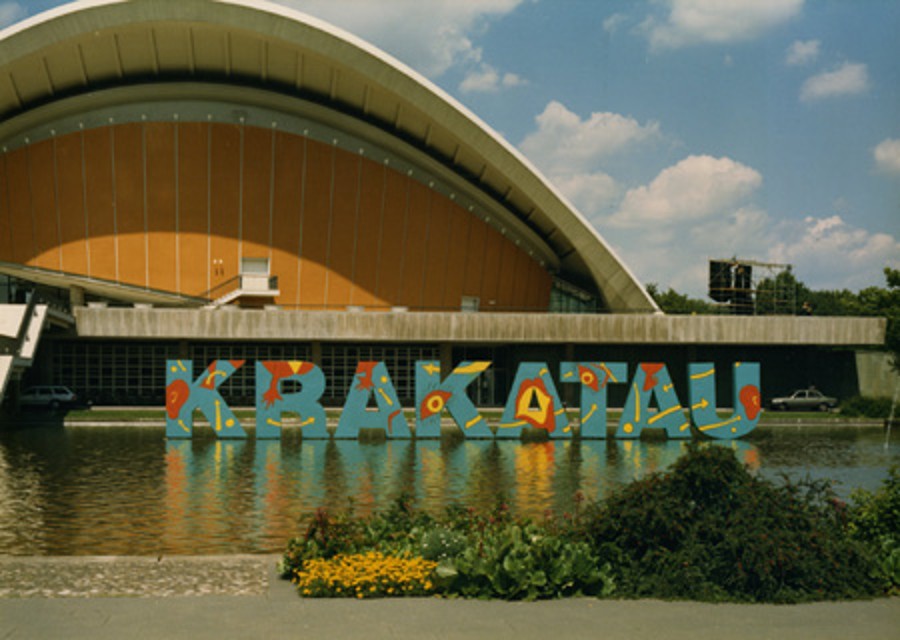 Juli 1988 | Das Signet des Festivals Krakatau - bunte Szene in der Halle | (c) Landesarchiv Berlin / Ludwig Ehlers